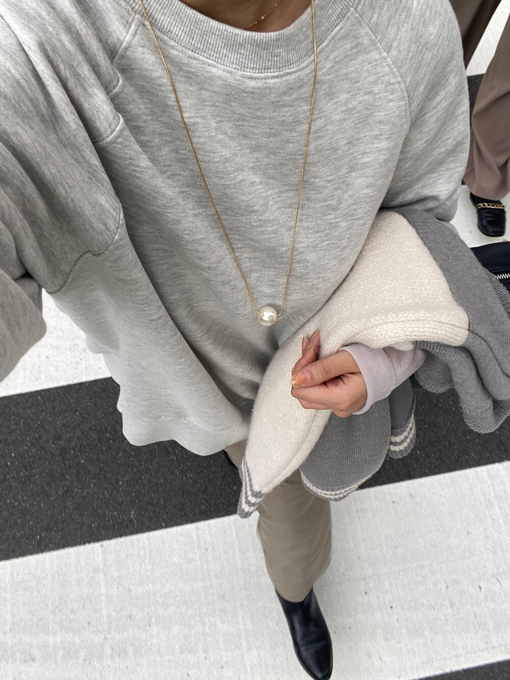 グレー系のTシャツ/カットソー、グレー系のTシャツ/カットソー、グレー系のその他アウターを着用したレディースの冬コーディネートの8枚目の写真