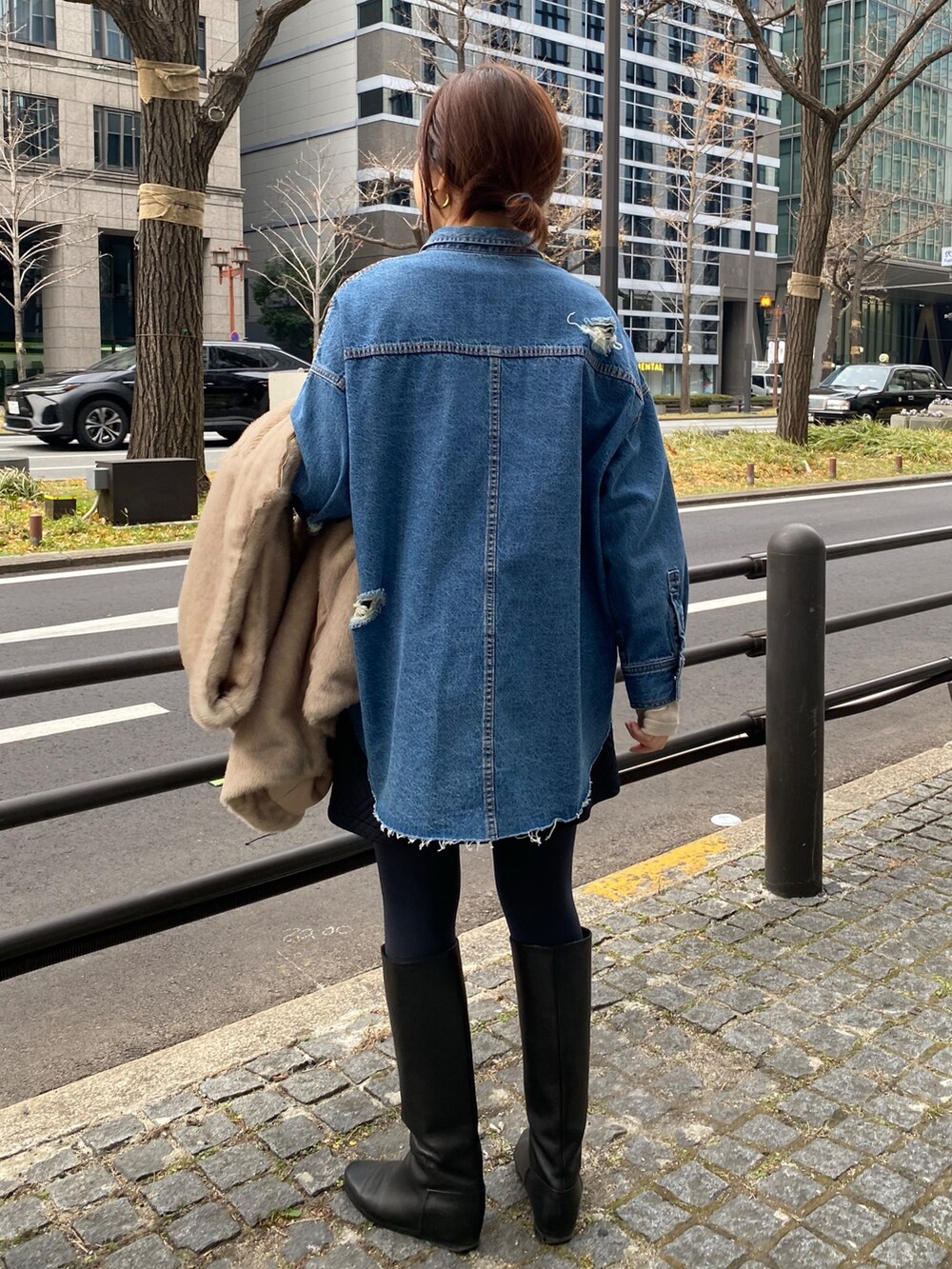 ベージュ系のその他アウター、ブルー系のシャツ/ブラウス、ブラック系のブーツを着用したレディースの冬コーディネートの8枚目の写真