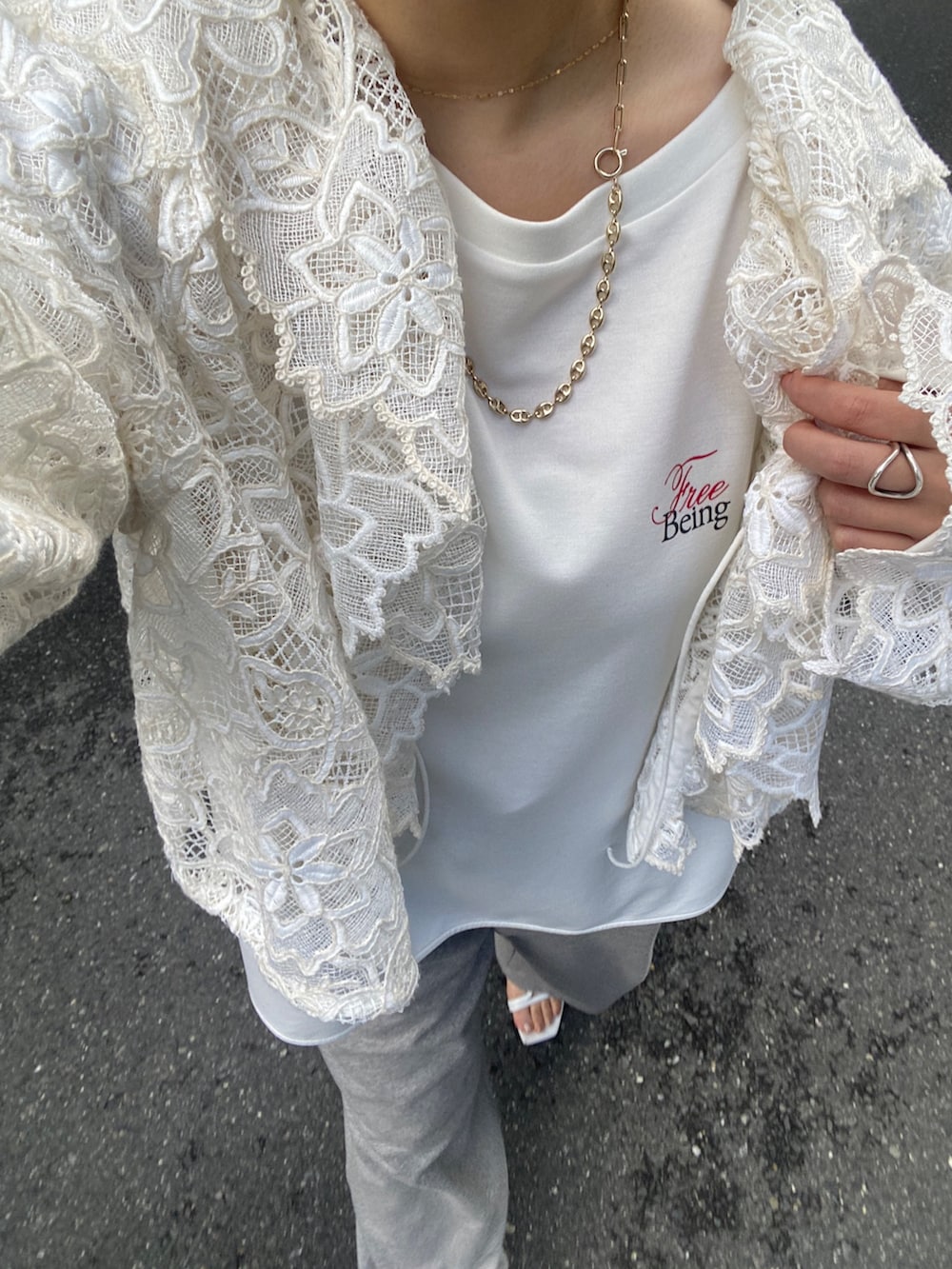 ホワイト系のTシャツ/カットソー、グレー系のその他パンツ、ホワイト系のシャツ/ブラウスを着用したレディースの春コーディネートの3枚目の写真