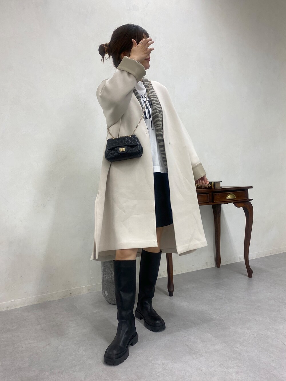 ホワイト系のその他アウター、ブラウン系のその他アウター、ブラック系のスカートを着用したレディースの秋コーディネートの3枚目の写真