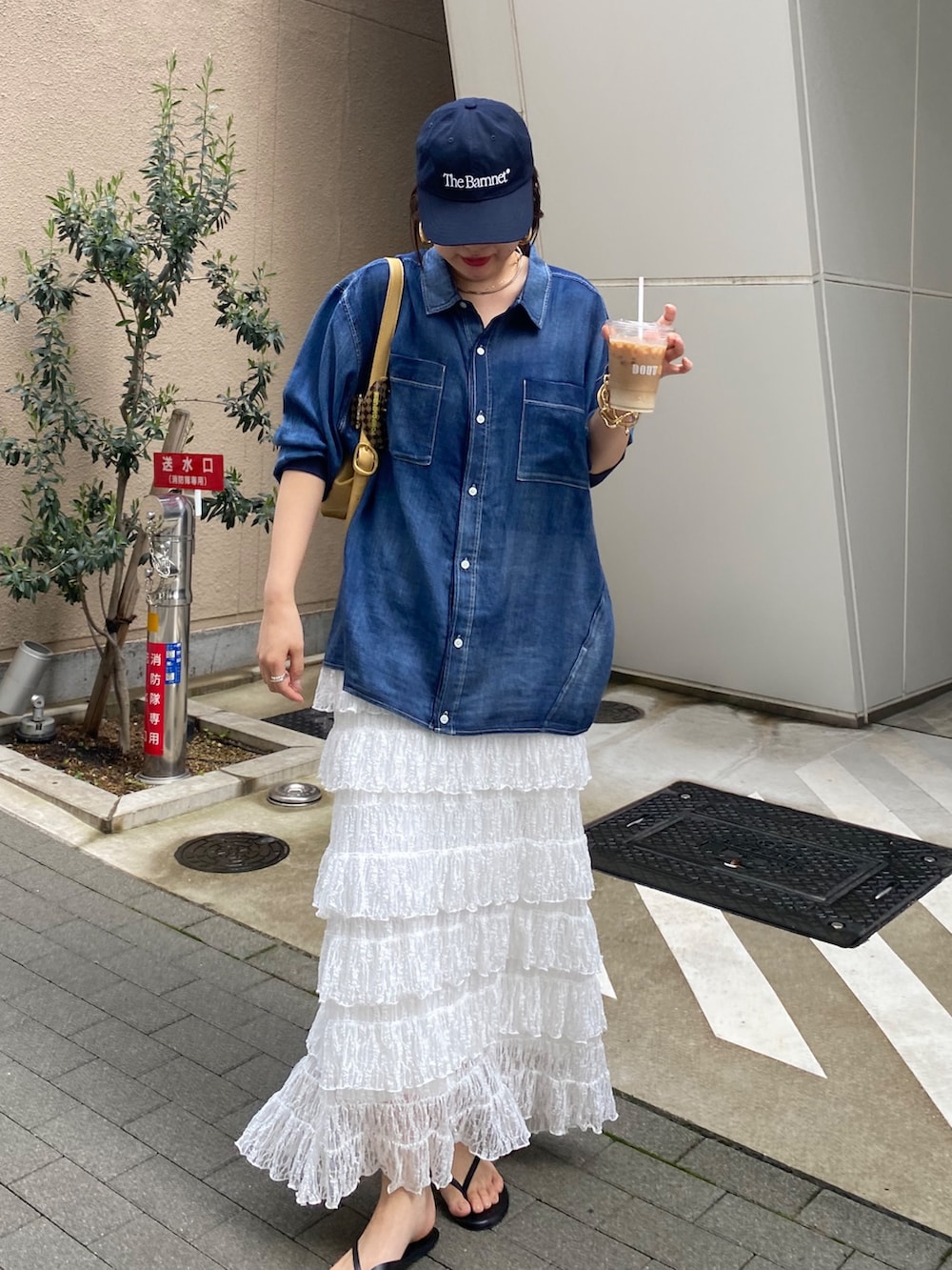 ブルー系のシャツ/ブラウス、ホワイト系のスカート、ゴールド系のネックレスを着用したレディースの春コーディネートの3枚目の写真