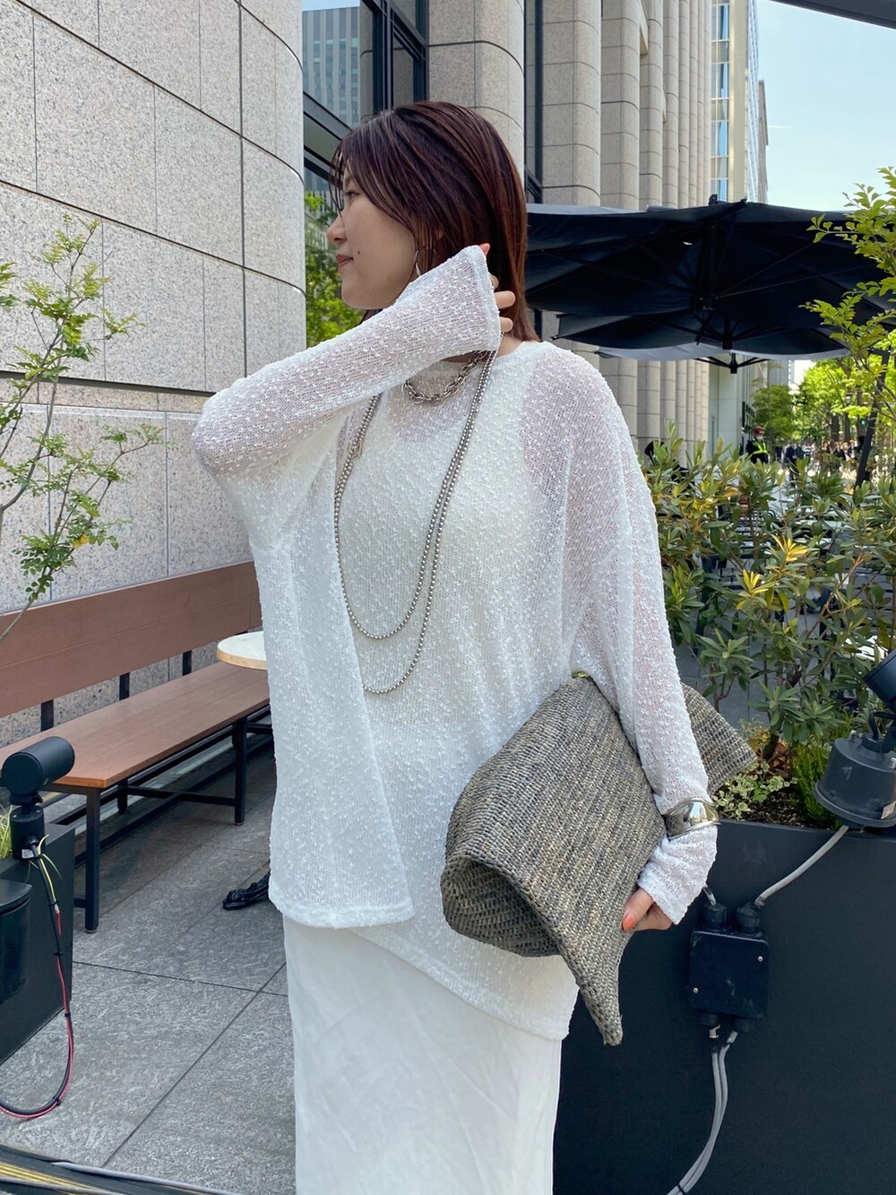 ホワイト系のTシャツ/カットソー、ホワイト系のスカートを着用したレディースの夏コーディネートの5枚目の写真