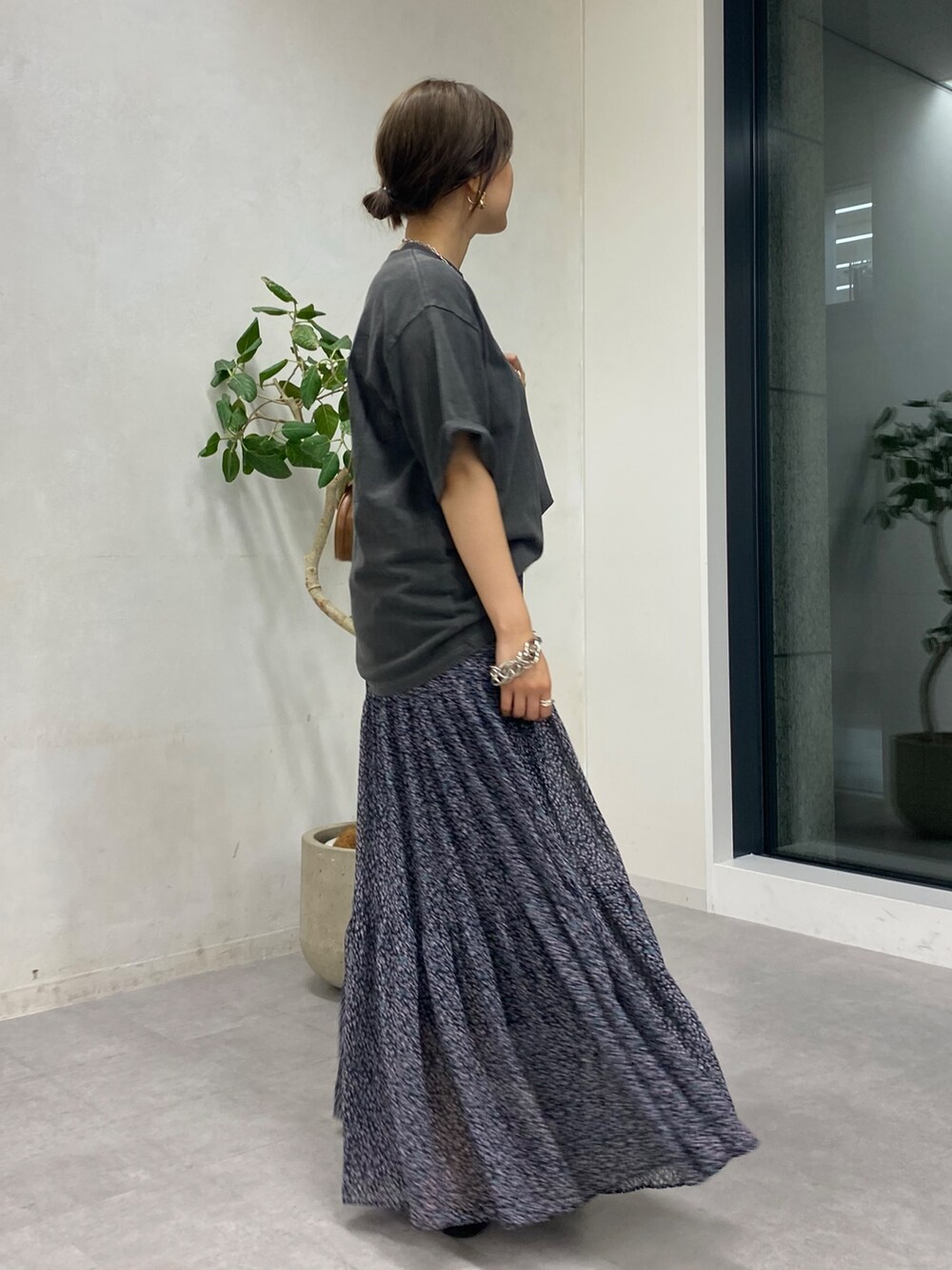 グレー系のTシャツ/カットソー、ピンク系のスカート、ブラウン系のショルダーバッグを着用したレディースの夏コーディネートの7枚目の写真