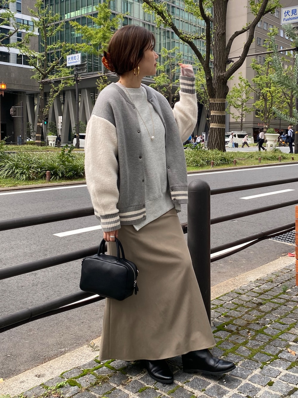 グレー系のTシャツ/カットソー、グレー系のTシャツ/カットソー、グレー系のその他アウターを着用したレディースの冬コーディネートの2枚目の写真