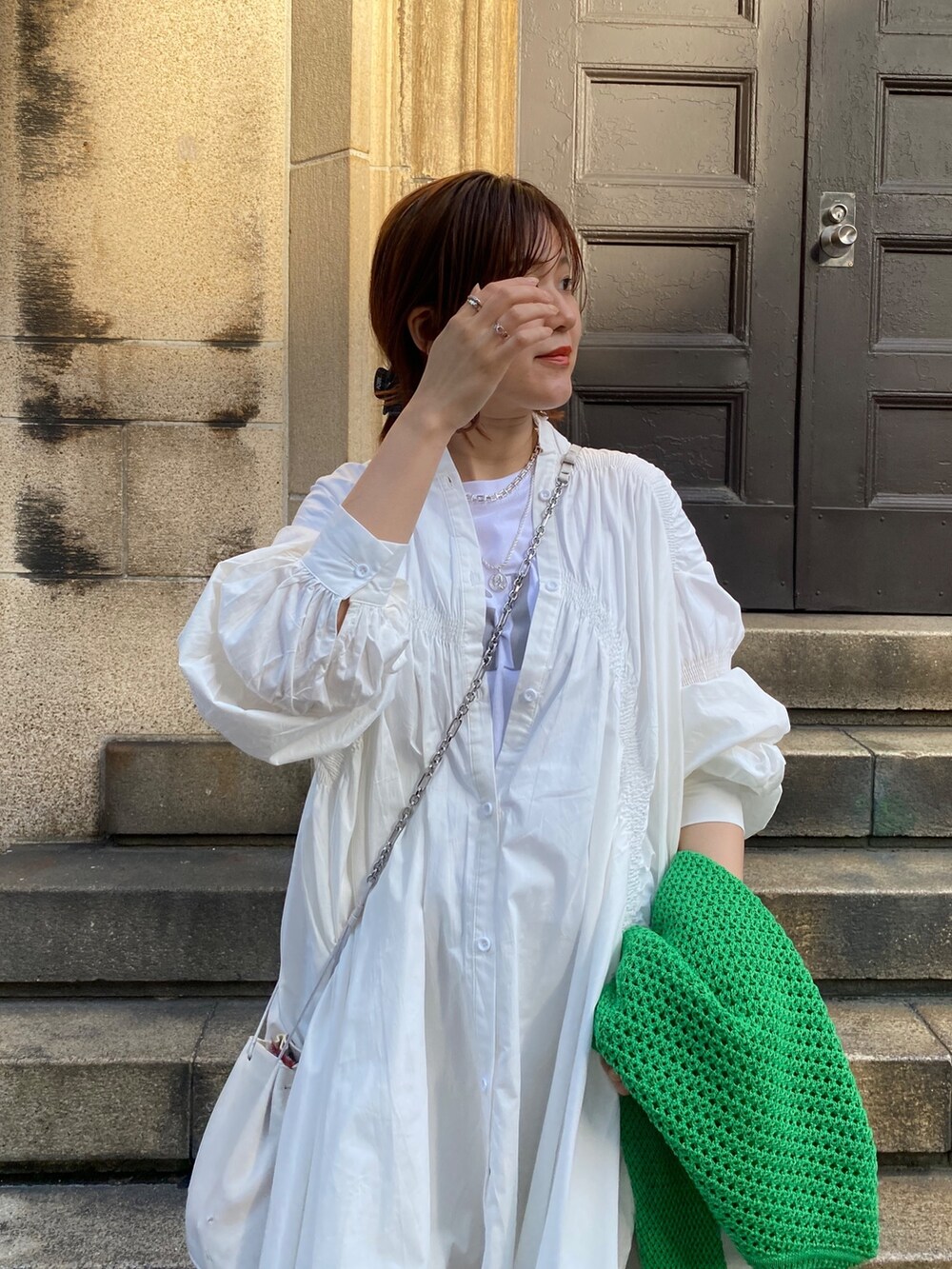 ホワイト系のワンピース/ドレス、グレー系のTシャツ/カットソー、グリーン系のニット/セーターを着用したレディースの春コーディネートの9枚目の写真