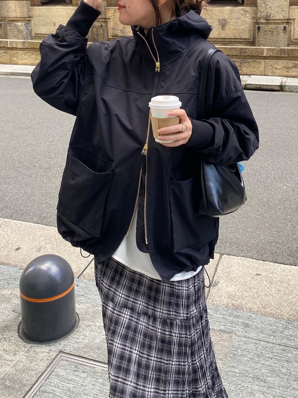 ブラック系のその他アウター、ホワイト系のTシャツ/カットソー、ブラック系のスカートを着用したレディースの春コーディネートの6枚目の写真