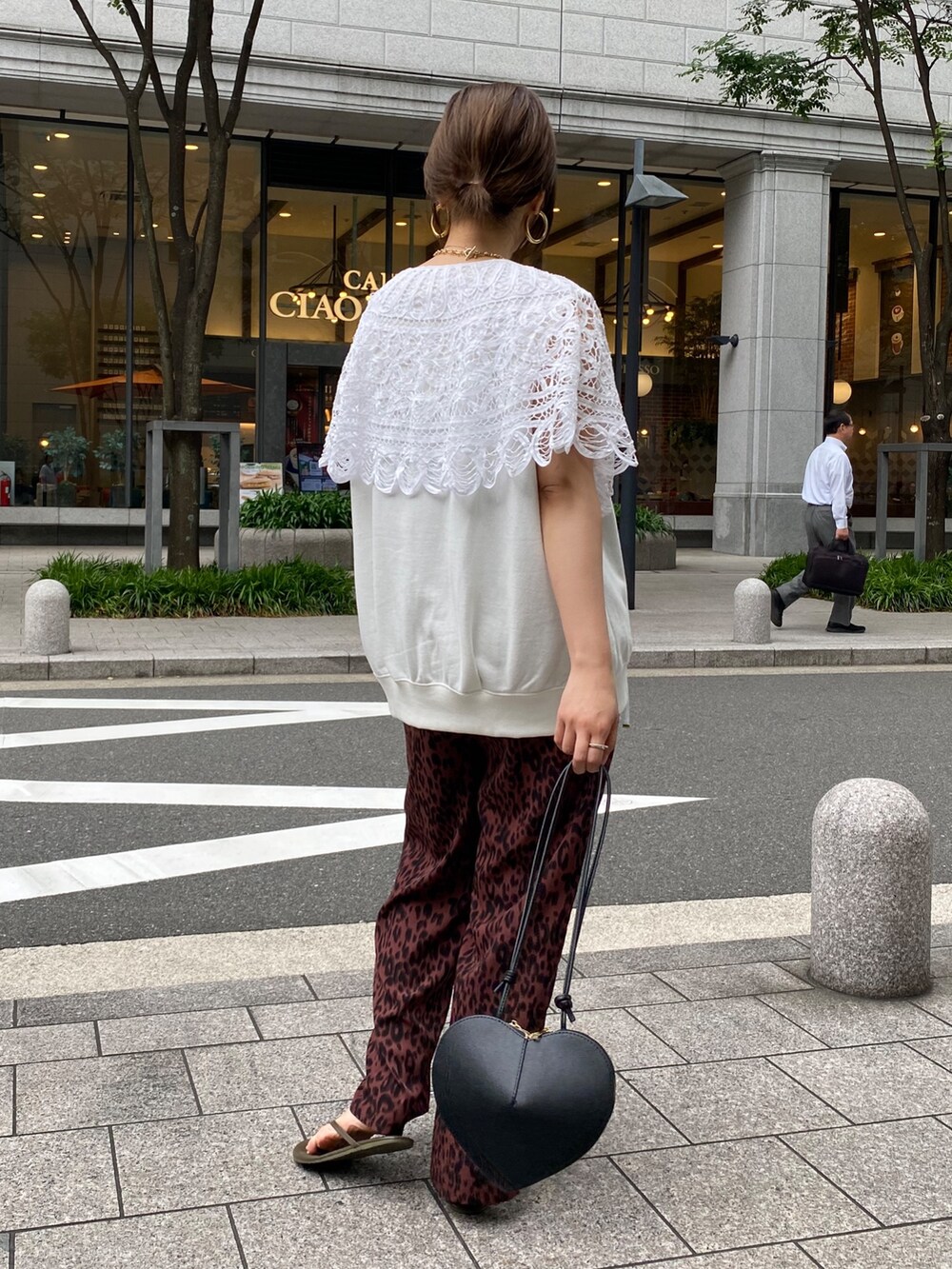 ホワイト系のスウェット、レッド系のその他パンツ、ブラック系のショルダーバッグを着用したレディースの夏コーディネートの7枚目の写真