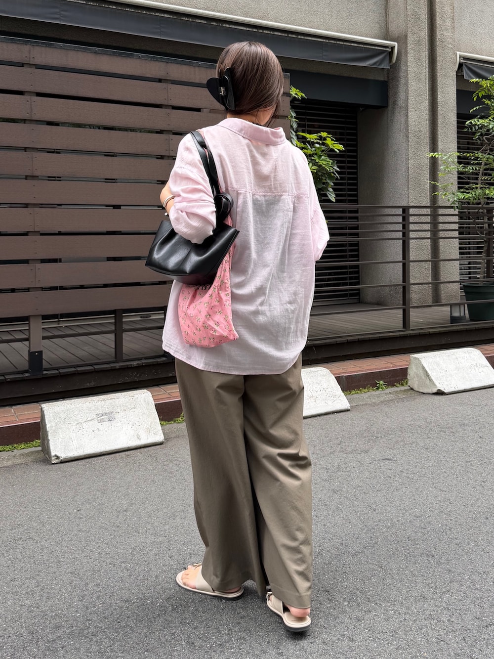 ピンク系のシャツ/ブラウス、グリーン系のその他パンツ、ホワイト系のサンダルを着用したレディースの春コーディネートの2枚目の写真