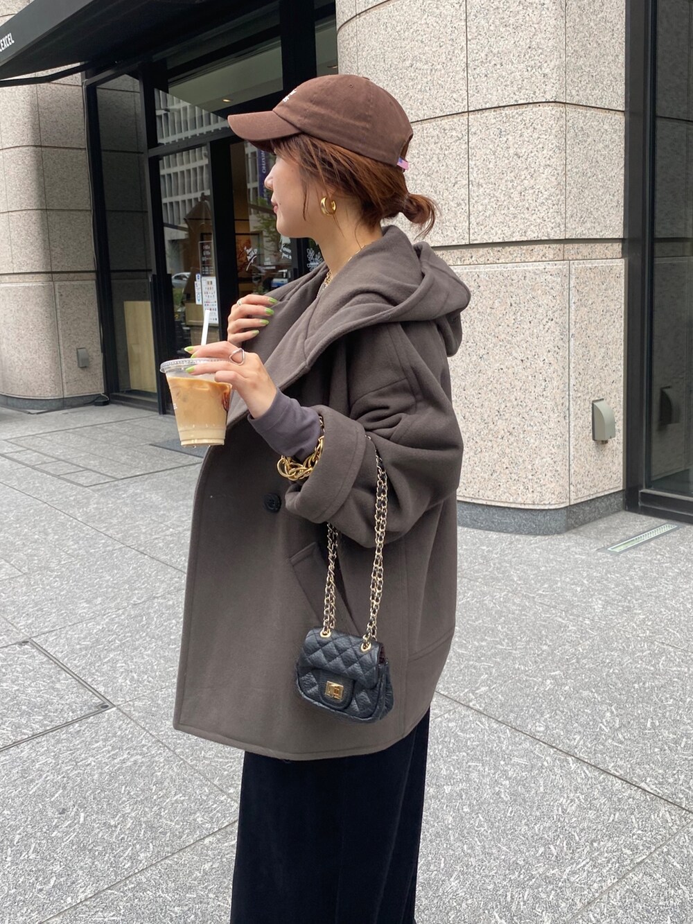 ブラウン系のその他アウター、ブラック系のサロペット/オーバーオールを着用したレディースの冬コーディネートの2枚目の写真