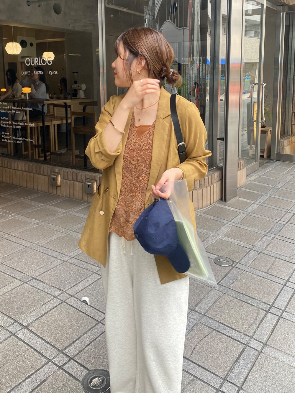 イエロー系のテーラードジャケット、イエロー系のシャツ/ブラウス、ブラウン系のタンクトップを着用したレディースの夏コーディネートの9枚目の写真