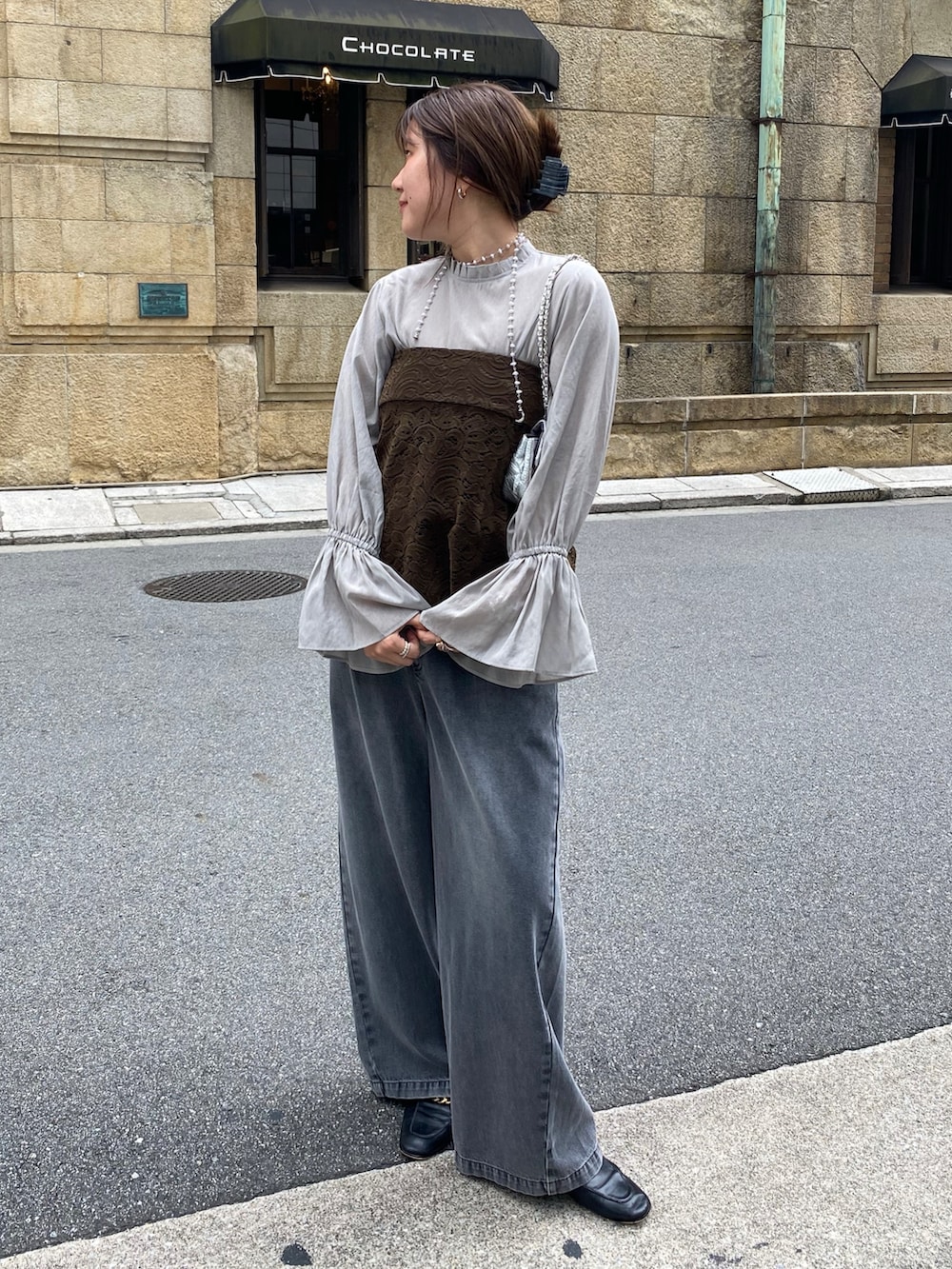 グレー系のシャツ/ブラウス、グリーン系のその他トップス、ブラック系のデニムパンツを着用したレディースの秋コーディネートの8枚目の写真