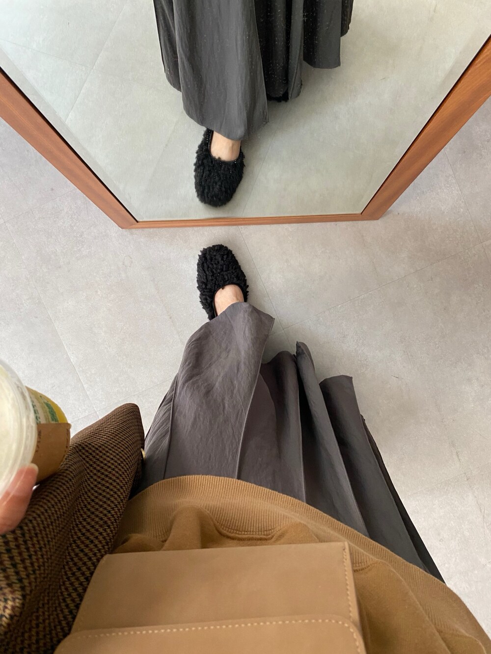 イエロー系のスウェット、グレー系のスカート、ブラウン系のテーラードジャケットを着用したレディースの夏コーディネートの7枚目の写真