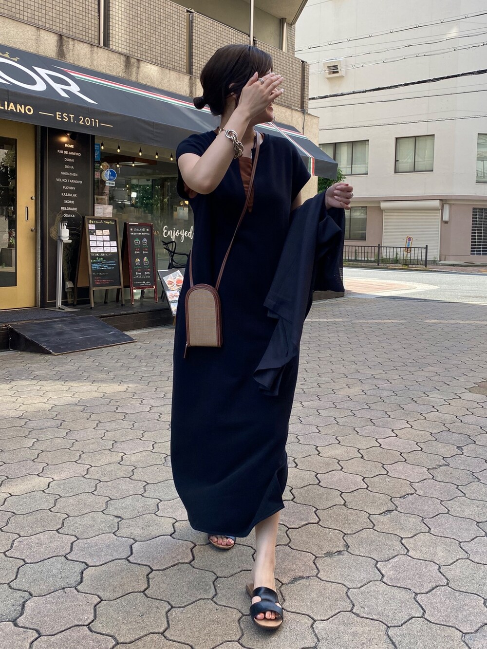 ブラック系のワンピース、ブラウン系のTシャツ/カットソーを着用したレディースの夏コーディネートの8枚目の写真