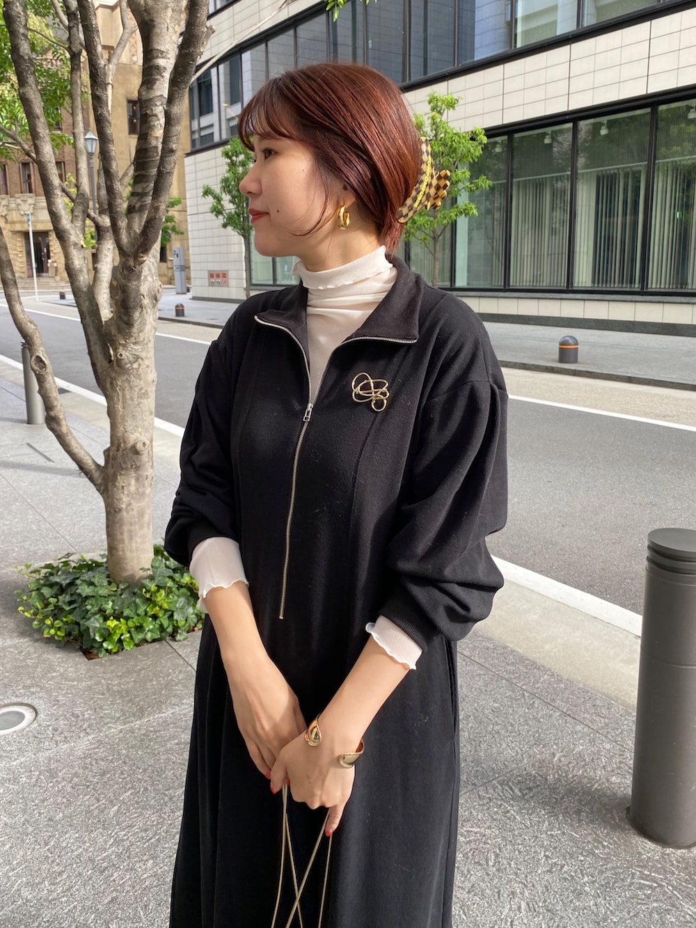 ホワイト系のTシャツ/カットソー、ブラック系のワンピース、ベージュ系のブーツを着用したレディースの冬コーディネートの7枚目の写真