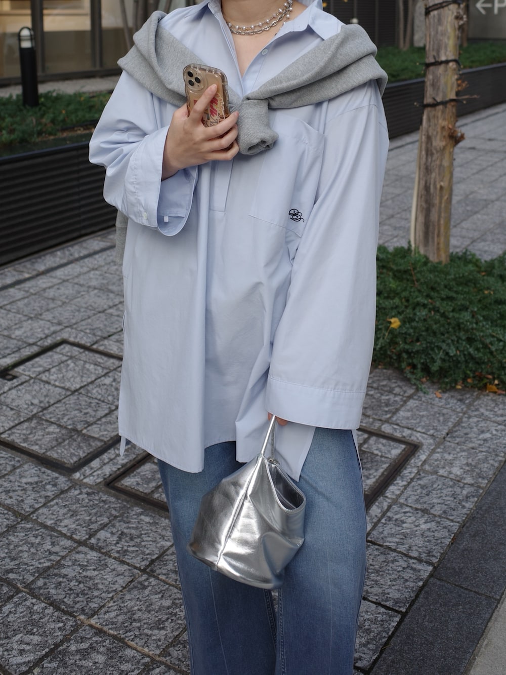 ブルー系のシャツ/ブラウス、ブルー系のデニムパンツ、グレー系のスウェットを着用したレディースの冬コーディネートの7枚目の写真