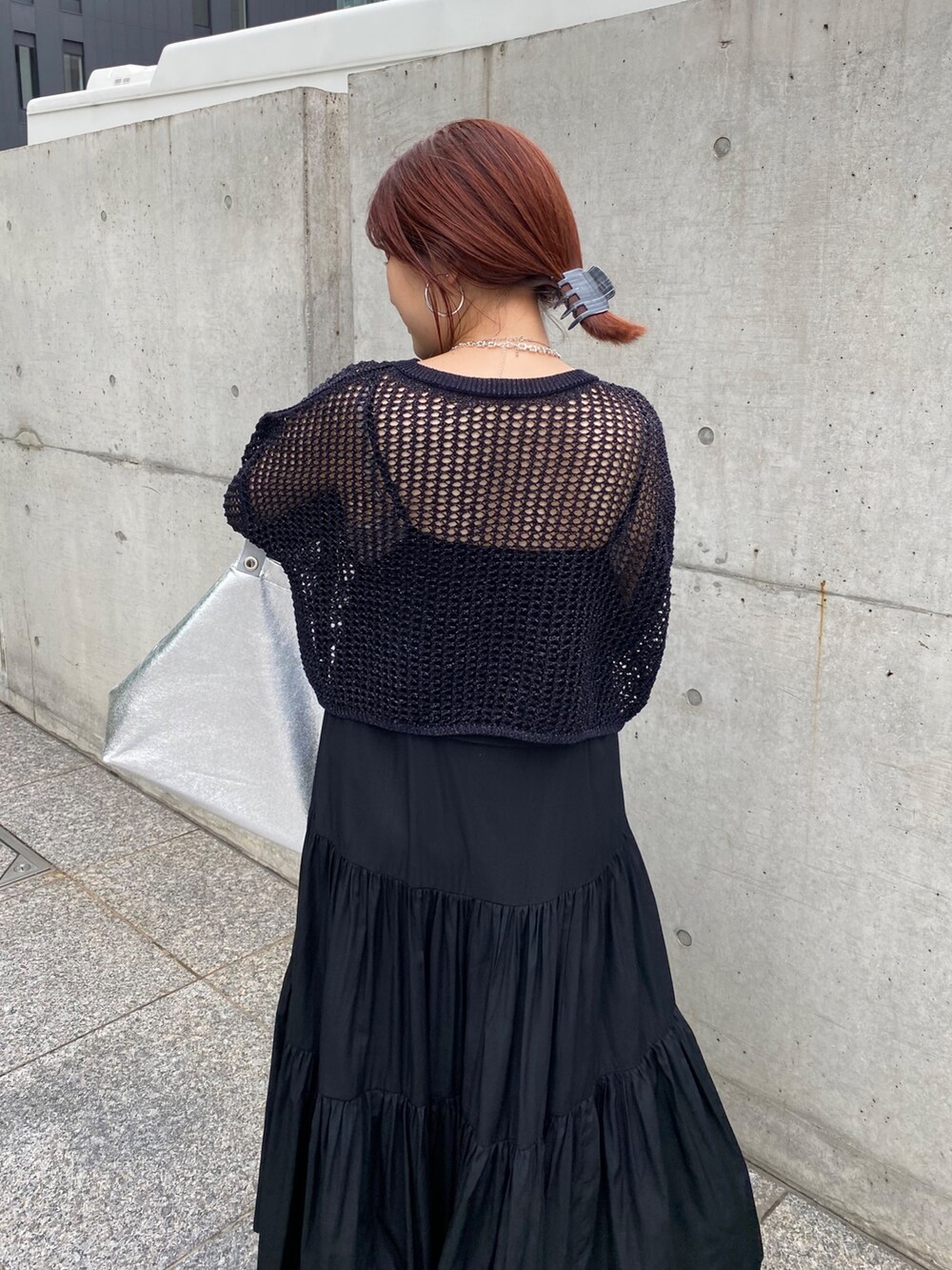 ブルー系のニット/セーター、ブラック系のワンピース、シルバー系のショルダーバッグを着用したレディースの夏コーディネートの7枚目の写真