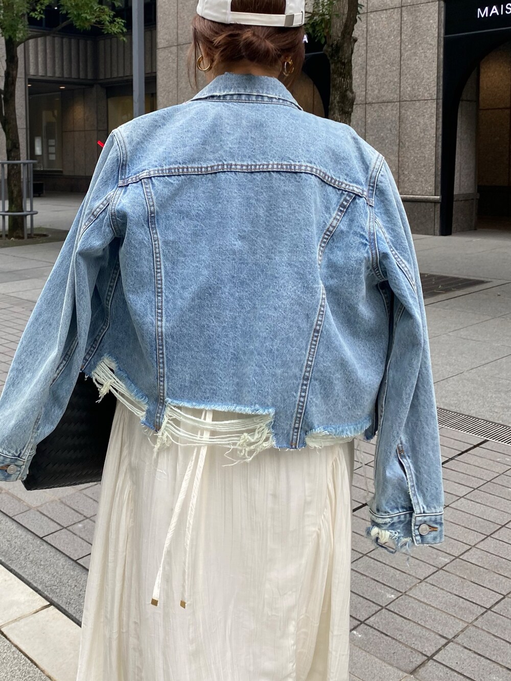 ブルー系のその他アウター、ホワイト系のワンピース、ホワイト系のキャップを着用したレディースの夏コーディネートの6枚目の写真