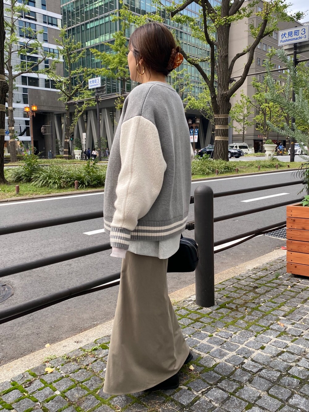 グレー系のTシャツ/カットソー、グレー系のTシャツ/カットソー、グレー系のその他アウターを着用したレディースの冬コーディネートの3枚目の写真