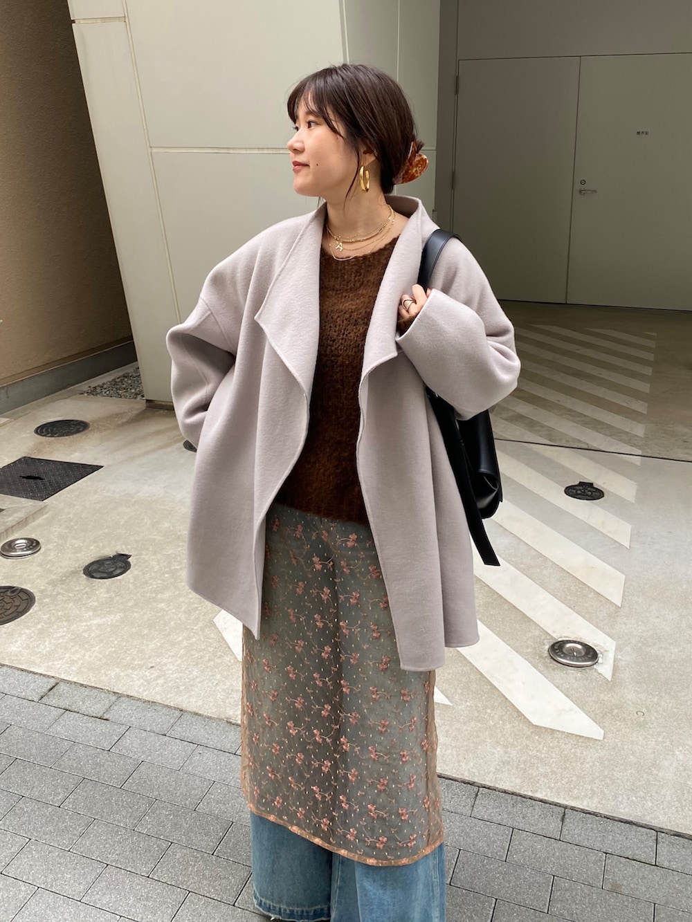 ベージュ系のその他アウター、ピンク系のスカート、ブルー系のデニムパンツを着用したレディースの冬コーディネートの4枚目の写真