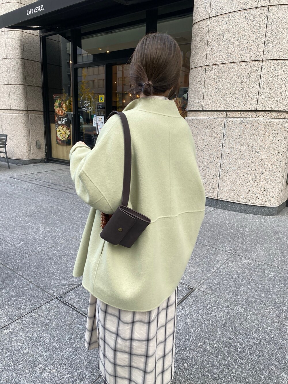 ホワイト系のワンピース、ホワイト系のニット/セーター、ブラウン系のブーツを着用したレディースの冬コーディネートの6枚目の写真