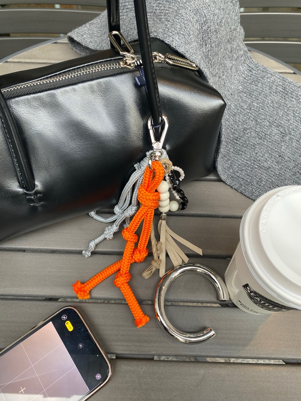 ホワイト系のTシャツ/カットソー、グレー系のスカート、グレー系のその他アウターを着用したレディースの冬コーディネートの3枚目の写真