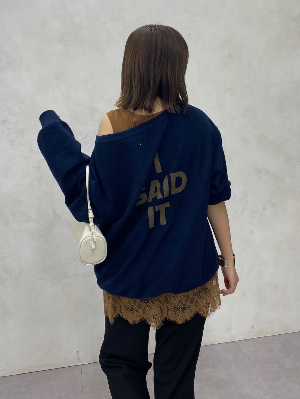 ブルー系のTシャツ/カットソー、ブラウン系のTシャツ/カットソー、ブラック系のその他パンツを着用したレディースの春コーディネートの3枚目の写真