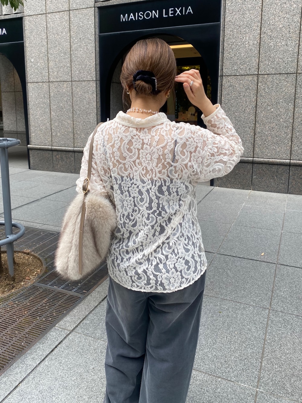 ホワイト系のシャツ/ブラウス、ブラック系のその他パンツ、ホワイト系のショルダーバッグを着用したレディースの秋コーディネートの3枚目の写真