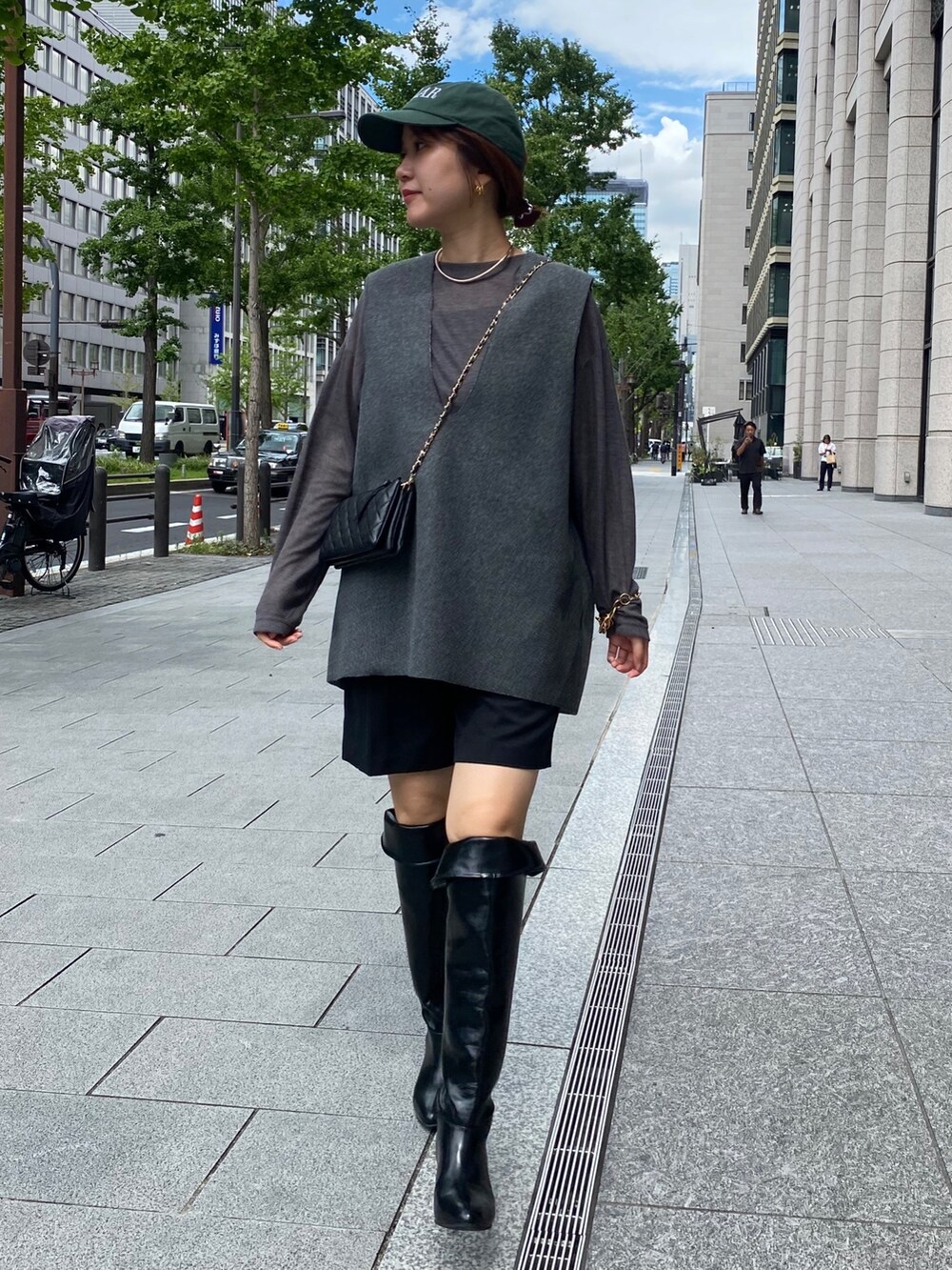グレー系のベスト、グレー系のその他パンツ、ブラック系のショルダーバッグを着用したレディースの秋コーディネートの8枚目の写真