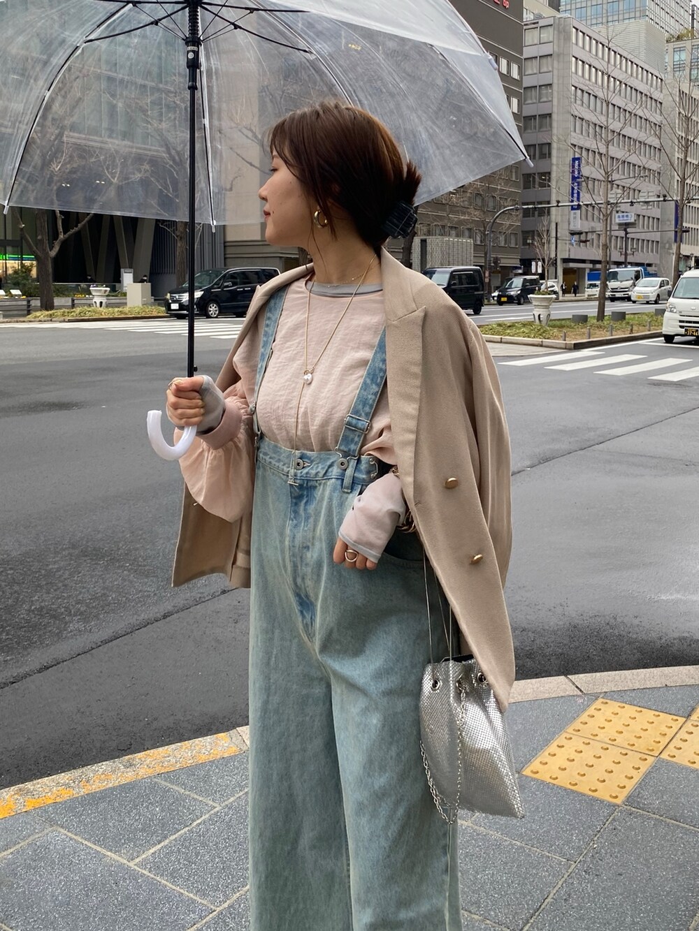 ピンク系のシャツ/ブラウス、ホワイト系のTシャツ/カットソー、ブラック系のサロペット/オーバーオールを着用したレディースの冬コーディネートの6枚目の写真