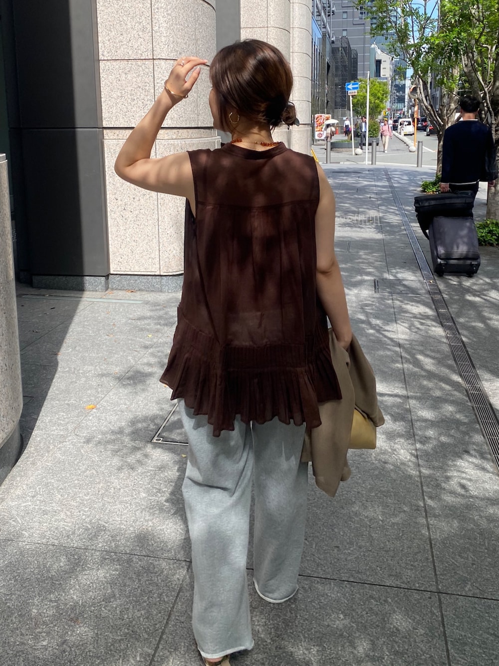 ブラウン系のシャツ/ブラウス、グレー系のその他パンツ、ブラウン系のテーラードジャケットを着用したレディースの春コーディネートの6枚目の写真