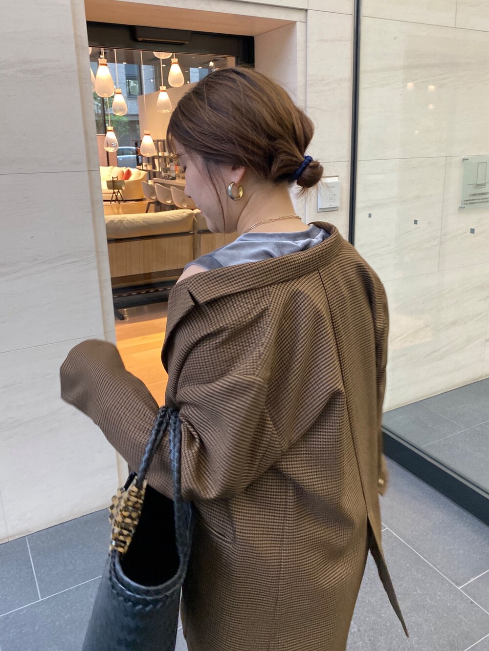 グレー系のTシャツ/カットソー、グレー系のその他パンツ、ブラウン系のテーラードジャケットを着用したレディースの秋コーディネートの7枚目の写真