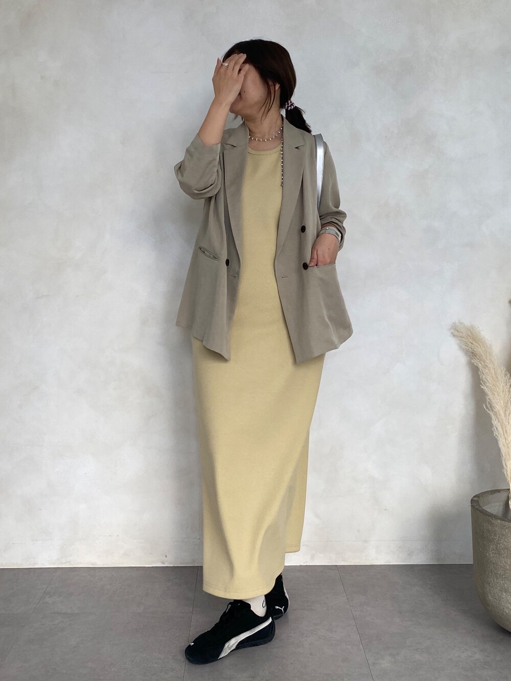 イエロー系のワンピースを着用したレディースの春コーディネートの6枚目の写真