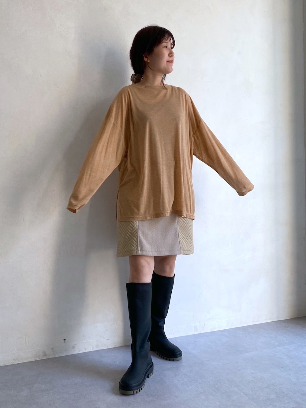 イエロー系のTシャツ/カットソー、ベージュ系のスカート、ブラック系のその他シューズを着用したレディースの夏コーディネートの3枚目の写真