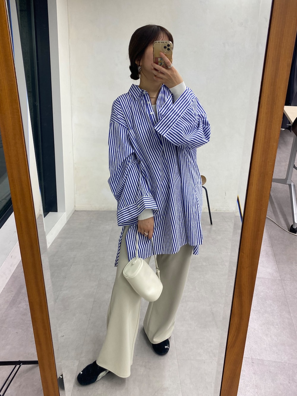 ホワイト系のニット/セーター、ブルー系のシャツ/ブラウス、ベージュ系のその他パンツを着用したレディースの冬コーディネートの4枚目の写真