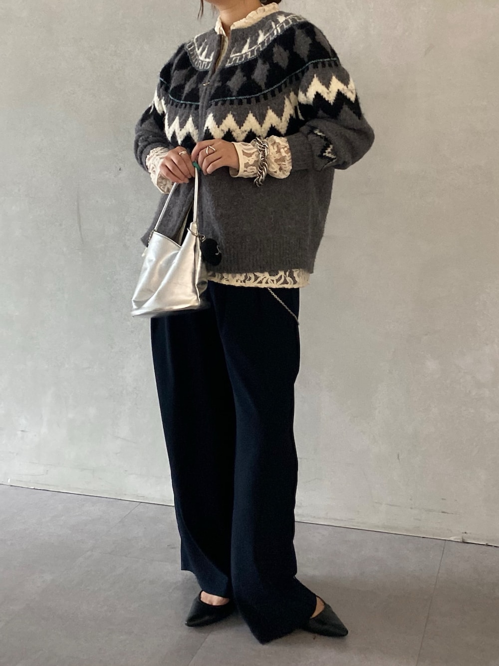 グレー系のカーディガン/ボレロ、ホワイト系のシャツ/ブラウス、ブルー系のスラックスを着用したレディースの冬コーディネートの4枚目の写真