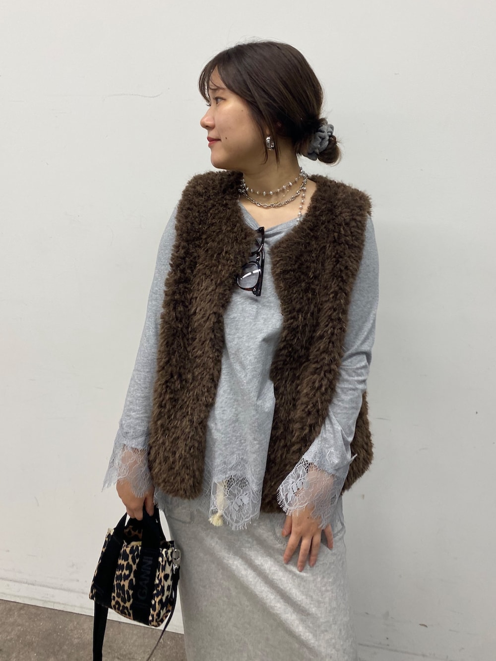 グレー系のTシャツ/カットソー、グレー系のスカートを着用したレディースの冬コーディネートの5枚目の写真