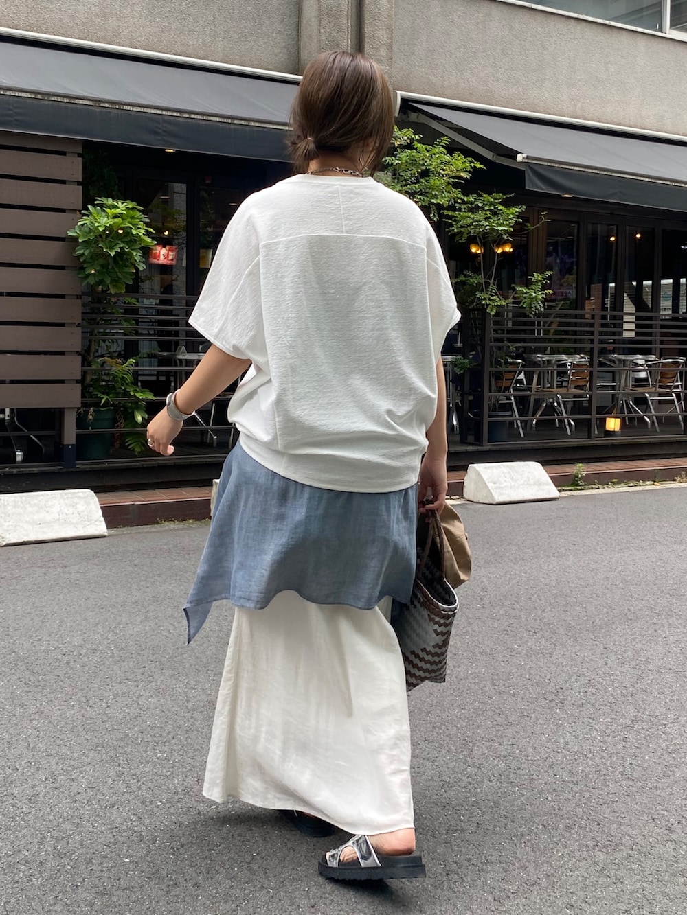 ホワイト系のTシャツ/カットソー、ホワイト系のスカート、ブルー系のシャツ/ブラウスを着用したレディースの夏コーディネートの4枚目の写真