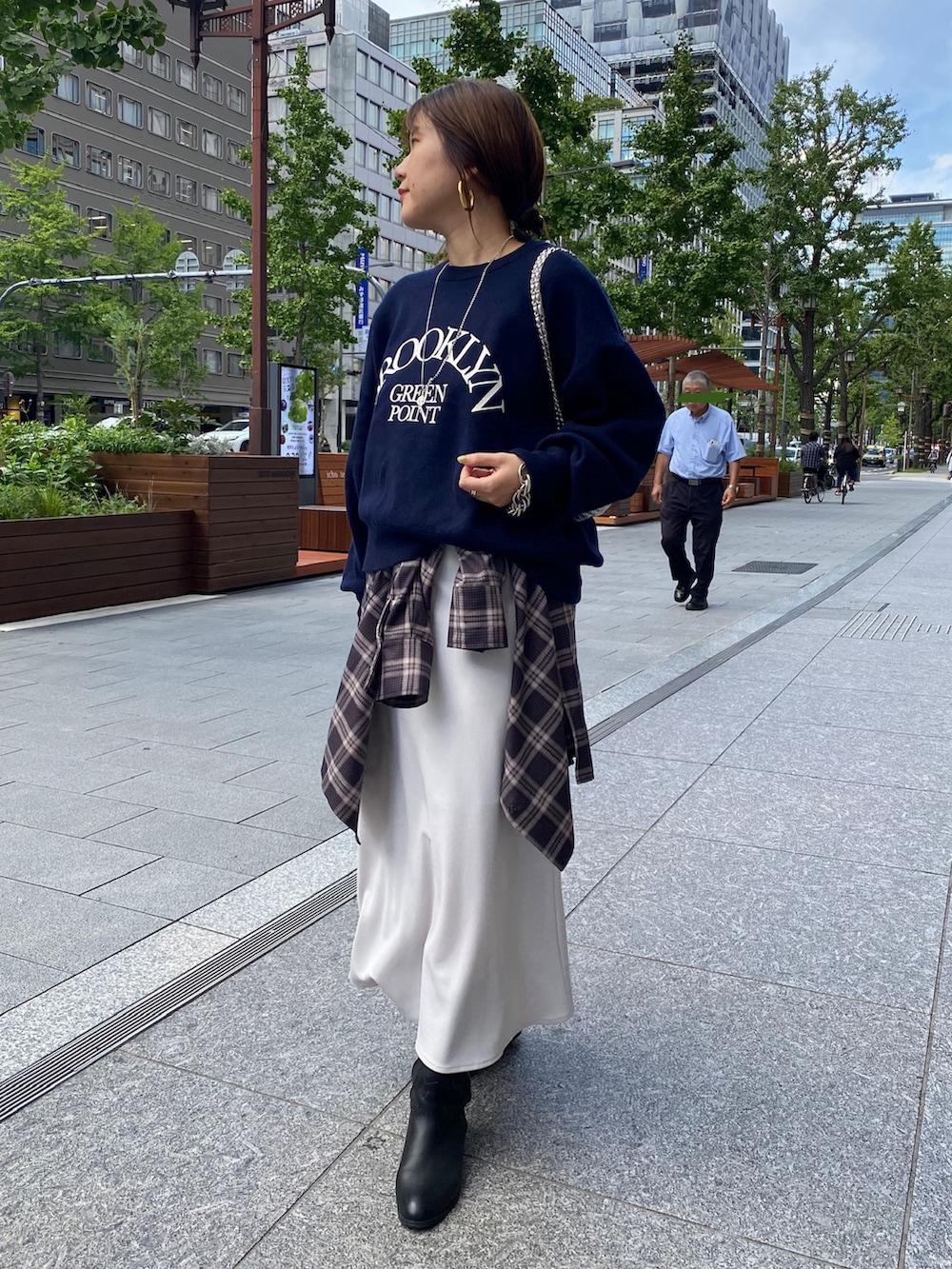 ブルー系のニット/セーター、ブルー系のシャツ/ブラウス、グレー系のスカートを着用したレディースの秋コーディネートの10枚目の写真