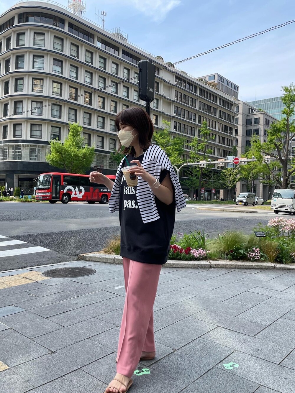 グレー系のTシャツ/カットソー、ピンク系のその他パンツを着用したレディースの夏コーディネートの2枚目の写真