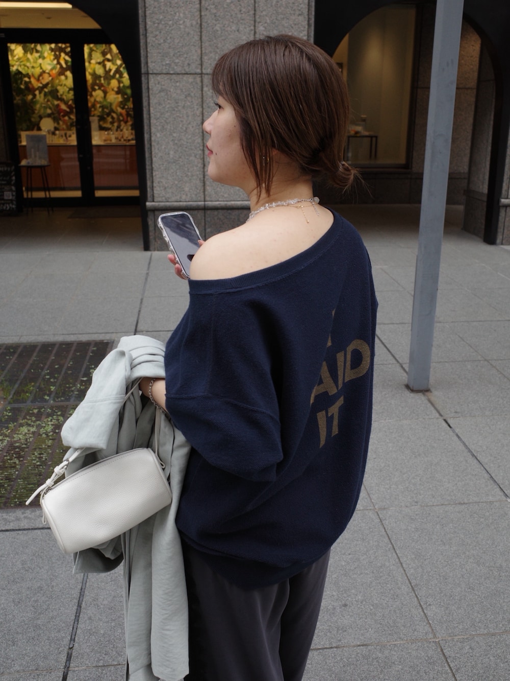 ブルー系のTシャツ/カットソー、グレー系のその他パンツ、グリーン系のその他アウターを着用したレディースの春コーディネートの5枚目の写真