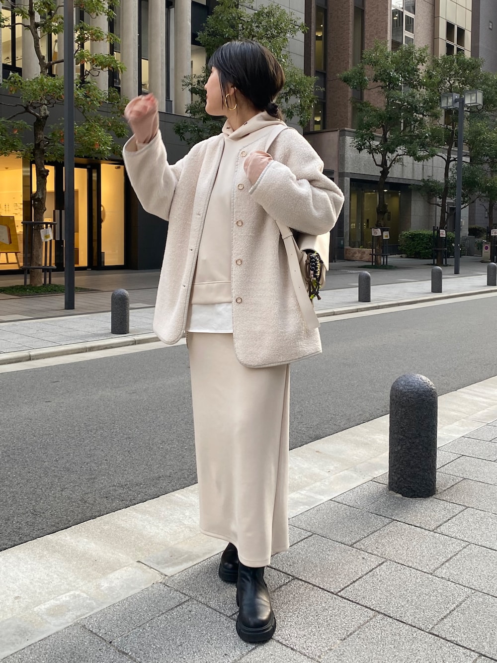 ホワイト系のセットアップ、ホワイト系のその他アウター、ホワイト系のショルダーバッグを着用したレディースの冬コーディネートの4枚目の写真