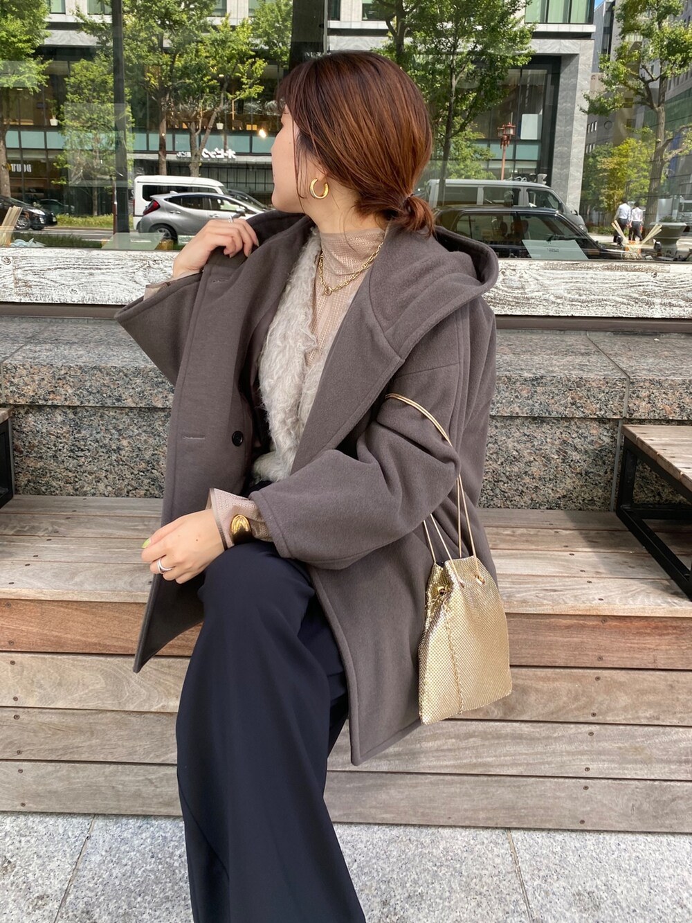 ブラウン系のその他アウター、ブラウン系のスラックス、シルバー系のトートバッグを着用したレディースの秋コーディネートの4枚目の写真