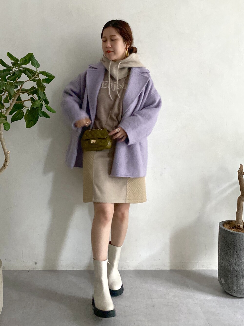 パープル系のその他アウター、ベージュ系のスカート、グリーン系のトートバッグを着用したレディースの秋コーディネートの4枚目の写真