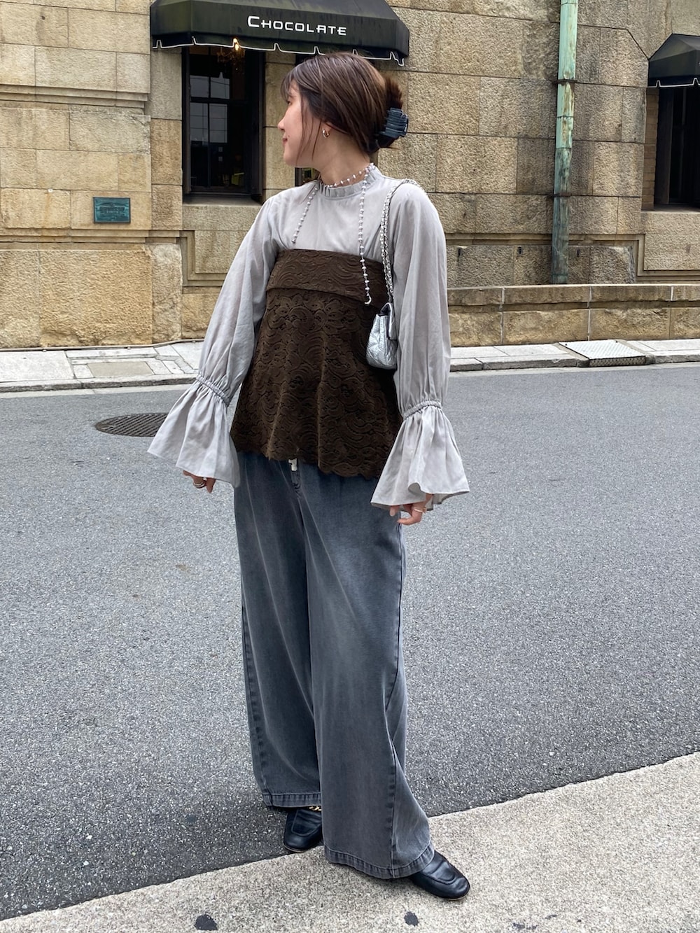 グレー系のシャツ/ブラウス、グリーン系のその他トップス、ブラック系のデニムパンツを着用したレディースの秋コーディネートの7枚目の写真