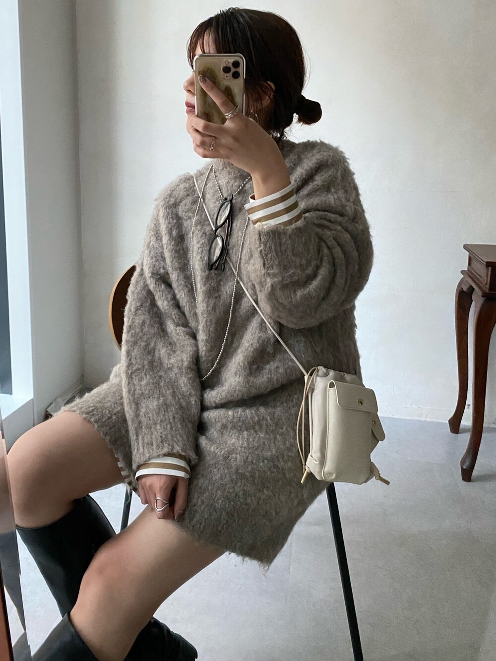 ベージュ系のワンピース、ホワイト系のトートバッグ、ベージュ系のシャツ/ブラウスを着用したレディースの秋コーディネートの3枚目の写真