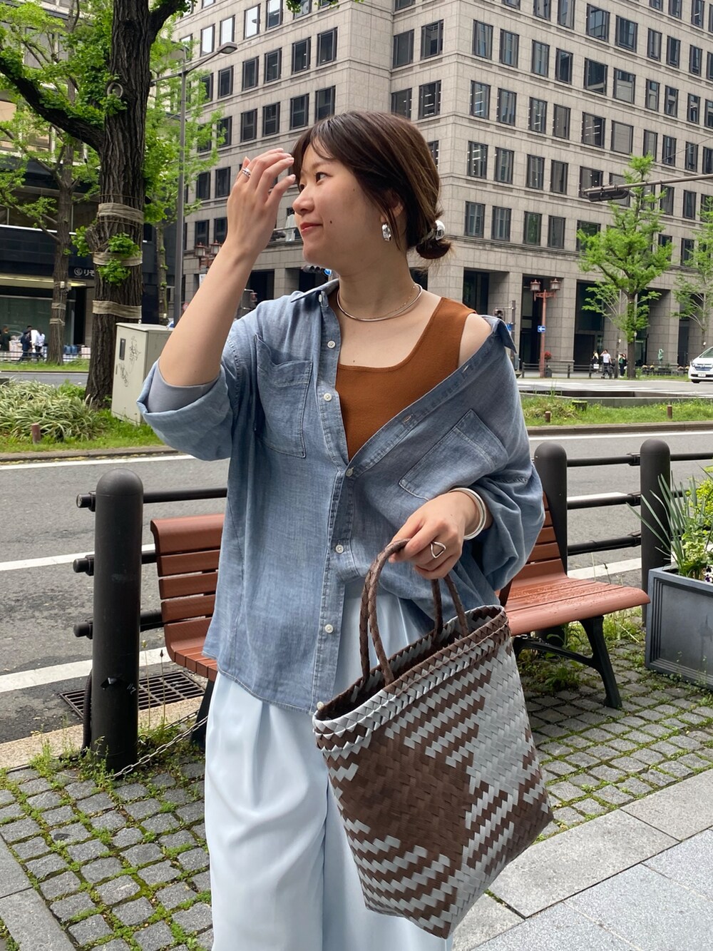 ブルー系のシャツ/ブラウス、ブラウン系のタンクトップ、ブルー系のスラックスを着用したレディースの春コーディネートの4枚目の写真