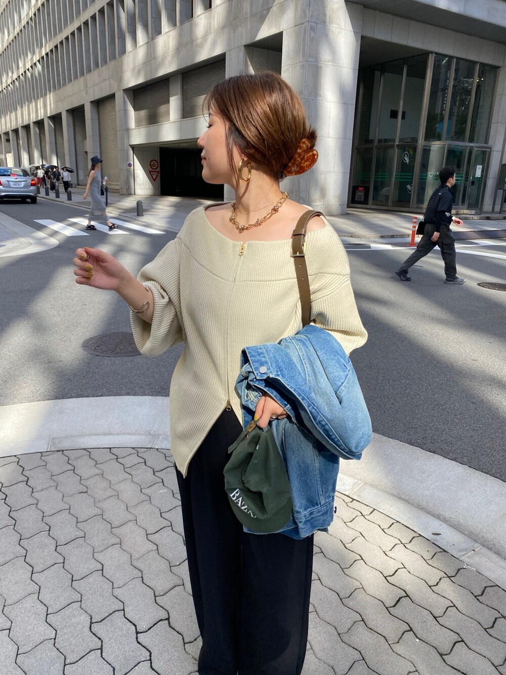 ベージュ系のニット/セーター、ブラック系のパンプス、ブルー系のその他アウターを着用したレディースの秋コーディネートの6枚目の写真