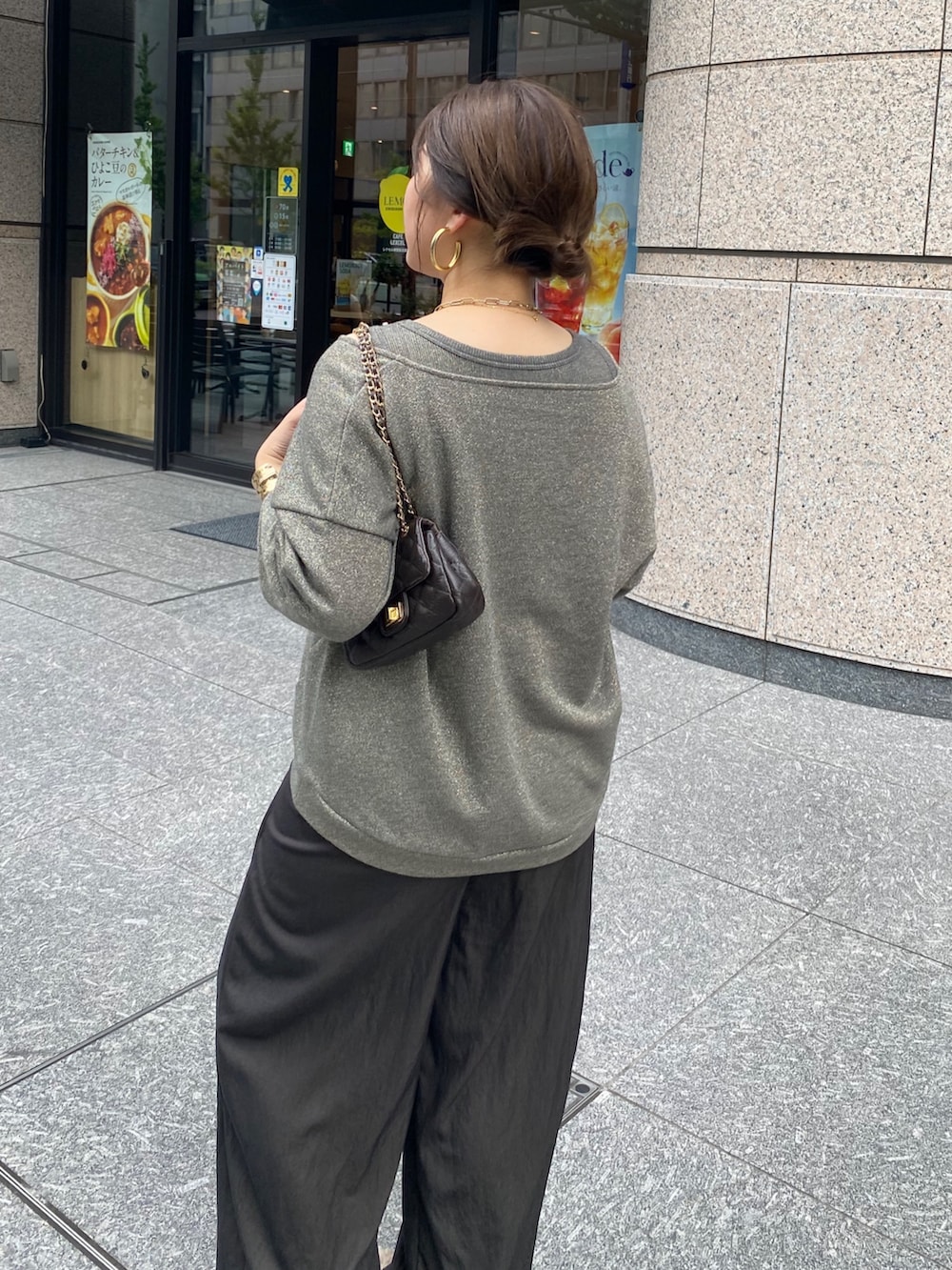 グレー系のTシャツ/カットソー、ブラウン系のその他パンツ、ベージュ系のパンプスを着用したレディースの夏コーディネートの3枚目の写真