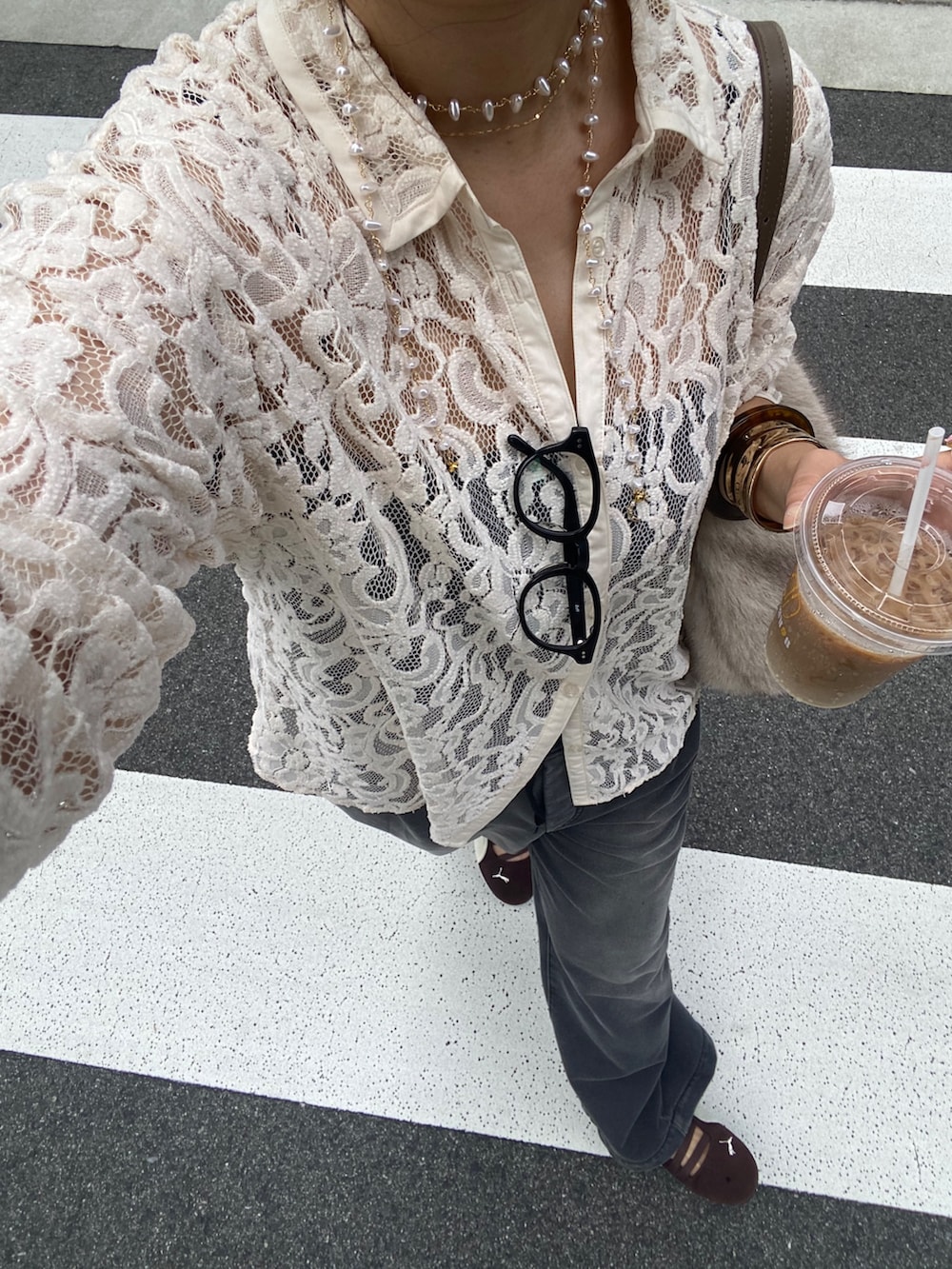 ホワイト系のシャツ/ブラウス、ブラック系のその他パンツ、ホワイト系のショルダーバッグを着用したレディースの秋コーディネートの4枚目の写真