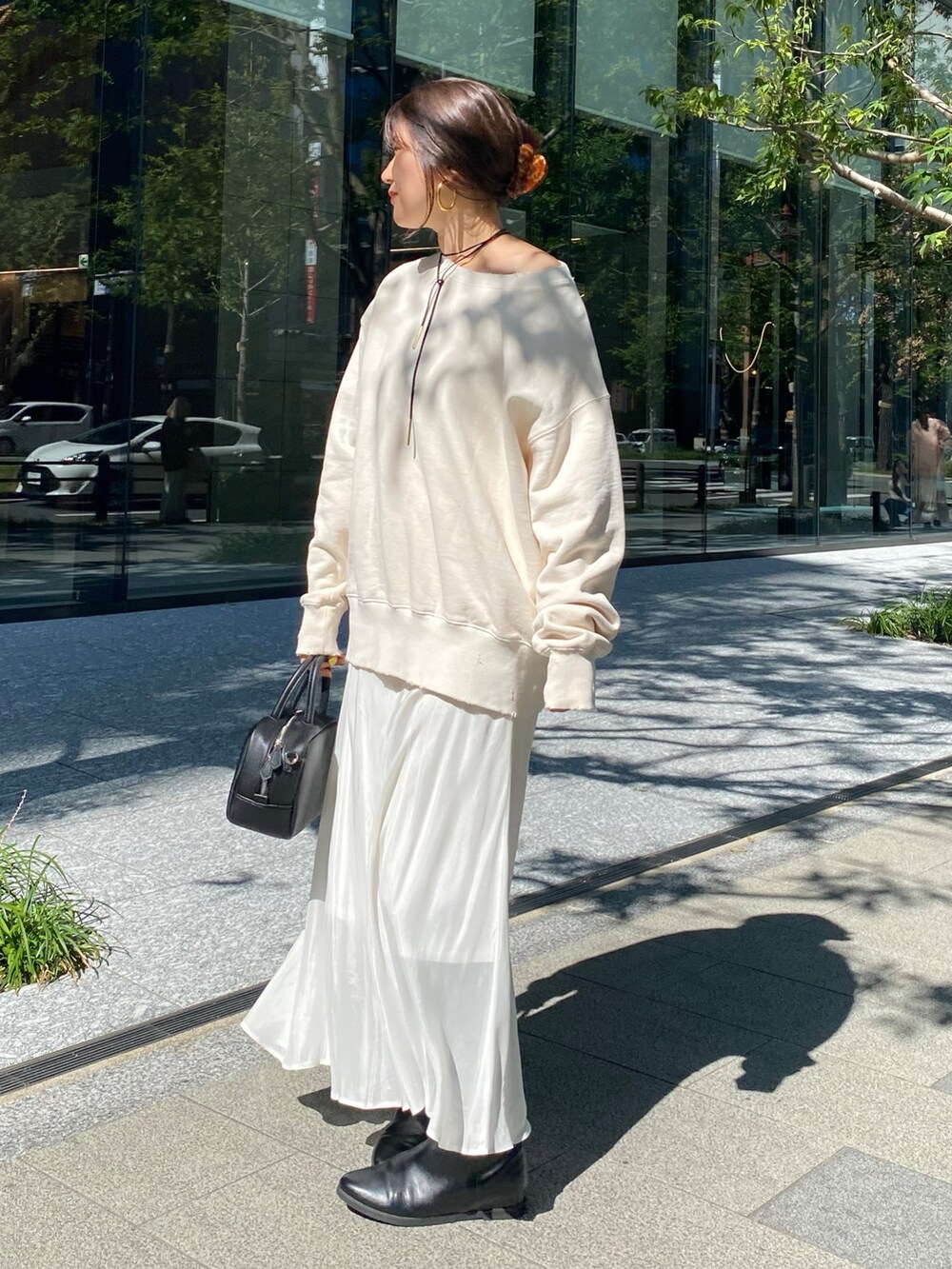 ホワイト系のTシャツ/カットソー、ホワイト系のスカート、ブラウン系のショルダーバッグを着用したレディースの冬コーディネートの9枚目の写真